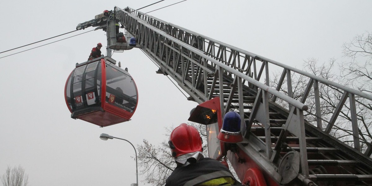 Chwile grozy we Wrocławiu. Utknęli kilka metrów nad ziemią