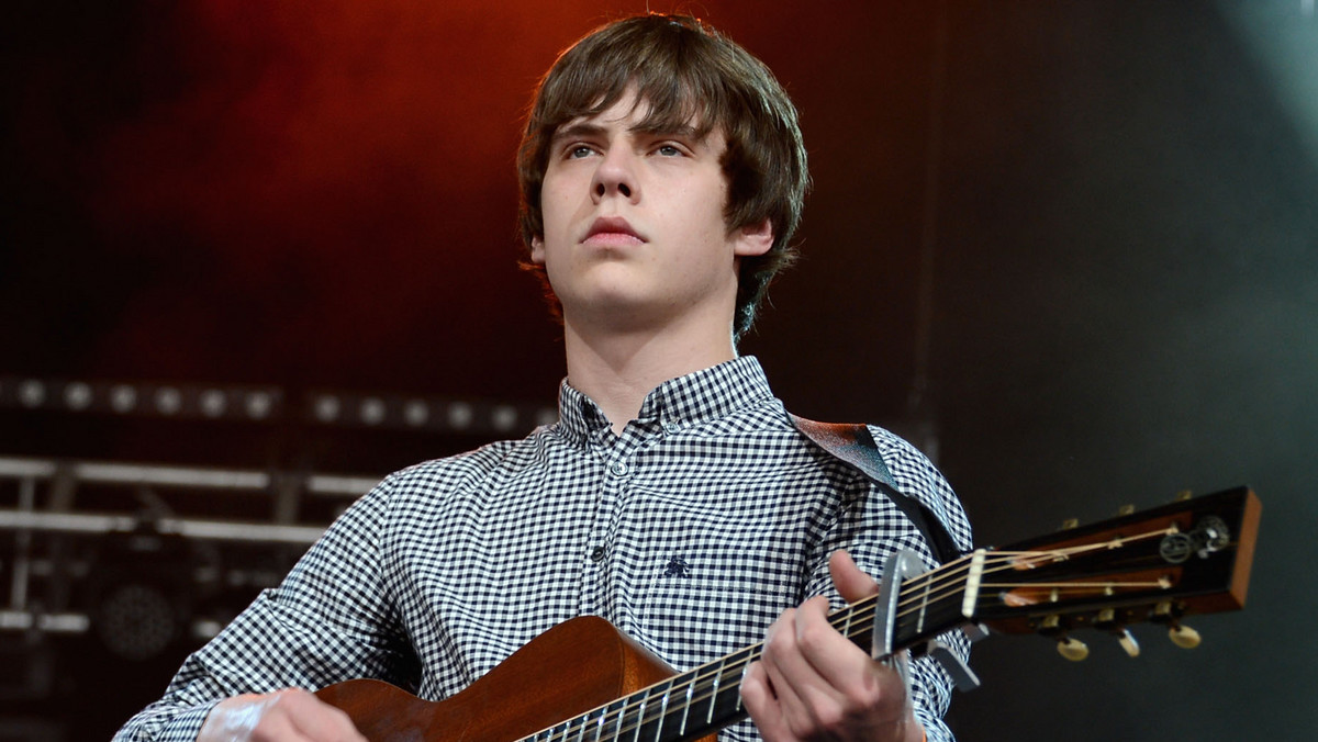 Jake Bugg wygląda bardzo niepozornie, ale 22-latek zdążył już namieszać na międzynarodowej scenie muzycznej. Kiedy ludzie nazywają go drugim Dylanem, stwierdza, że nie jest jego fanem; kiedy mówią, że jest głosem swojego pokolenia, każe im szukać dalej; gdy krytykuje go Noel Gallagher, kulturalnie odpowiada mu tym samym. Niedawno wydał płytę "On My One", którą będzie promował 13 sierpnia 2016 roku na koncercie w warszawskim Palladium. Co planuje z okazji tego występu? Dowiecie się tego poniżej.