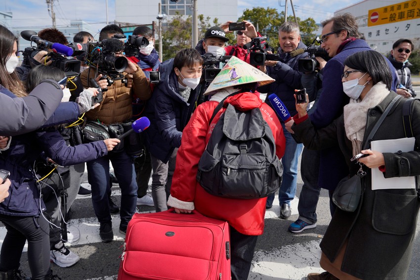 Novinari saleću prve putnike koji su se iskrcali s broda