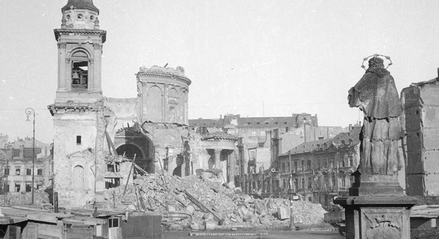 W styczniu 1945 r. na lewym brzegu Wisły było całkowicie zniszczonych niemal 10 tys. budynków, czyli 57,8 proc. zabudowy. Zburzone były wszystkie mosty i dworce kolejowe. W proch obrócono 95 proc. obiektów kultury, 90 proc. przemysłu i budynków służby zdrowia, 85 proc. sieci tramwajowej, 70 proc. placówek oświatowych. Ilość gruzu w Warszawie szacowano na 22 mln m sześc.