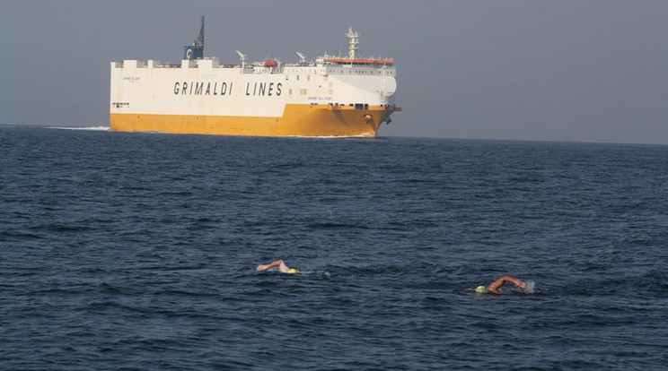 Mányoki Attila alig több mint 4 óra alatt úszta át a Gibraltári-szorost /Fotó: Facebook