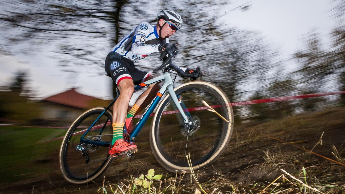 Coraz lepiej radzą sobie polscy kolarze przełajowi w konfrontacji z międzynarodową czołówką. W sobotę Marek Konwa (Volkswagen Samochody Użytkowe MTB Team) zajął drugie miejsce w Pucharze Czech w miejscowości Kolin. Na tych samych zawodach jego drużynowy kolega Marceli Bogusławski wygrał rywalizację wśród młodzieżowców.