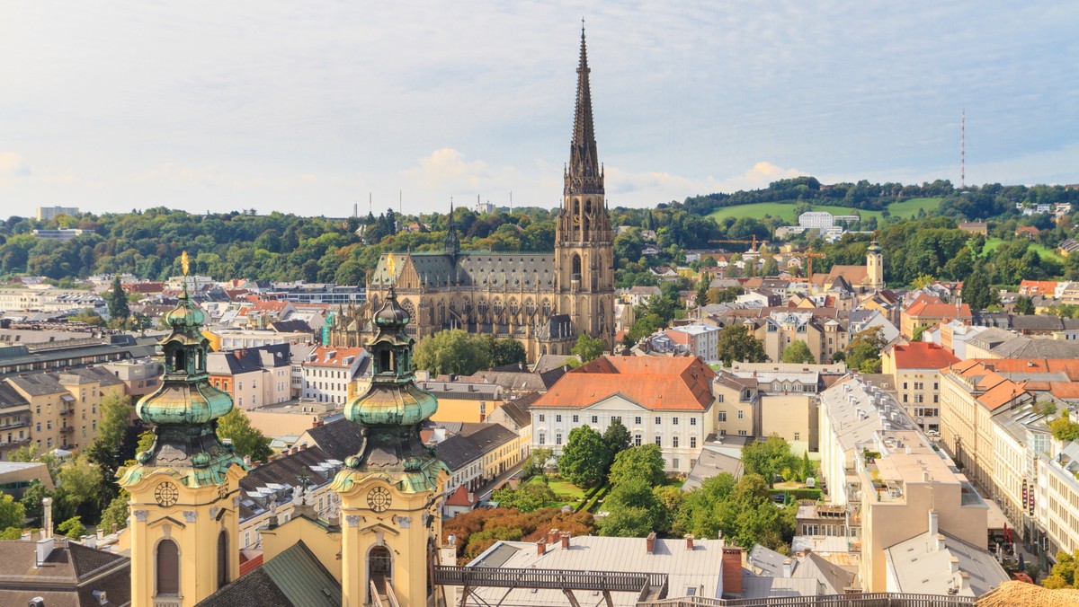 W najbliższy piątek w austriackim mieście Linz rozpocznie się jeden z najciekawszych procesów cywilnych, którym żyją najważniejsze austriackie media. Architekt Wolfgang Lassy pozwał parafię katedralną i domaga się prawnego zakazu używania katedralnych dzwonów nocą. W całą sprawę zamieszani są polski kościelny z Linz, polski prawnik praktykujący w Austrii, a tle pojawia się też papież Franciszek, do którego o pomoc zwrócił się poszkodowany.