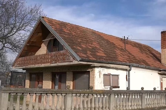 DOTRAJALA FASADA I VISOKA BETONSKA OGRADA Ovde je odrasla Tina Ivanović: Rano je počela da peva, a evo šta su sada otkrile prve komšije (FOTO)