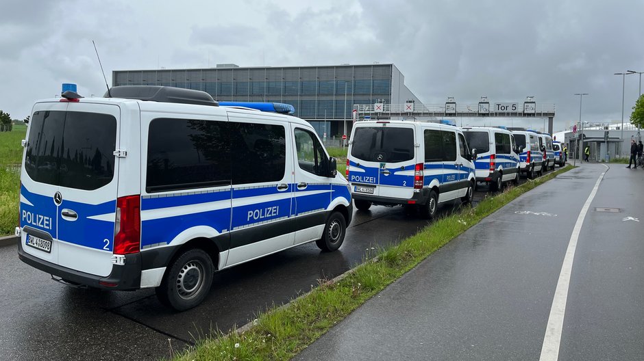 Policyjne wozy na terenie zakładów Mercedes-Benz w Sindelfingen