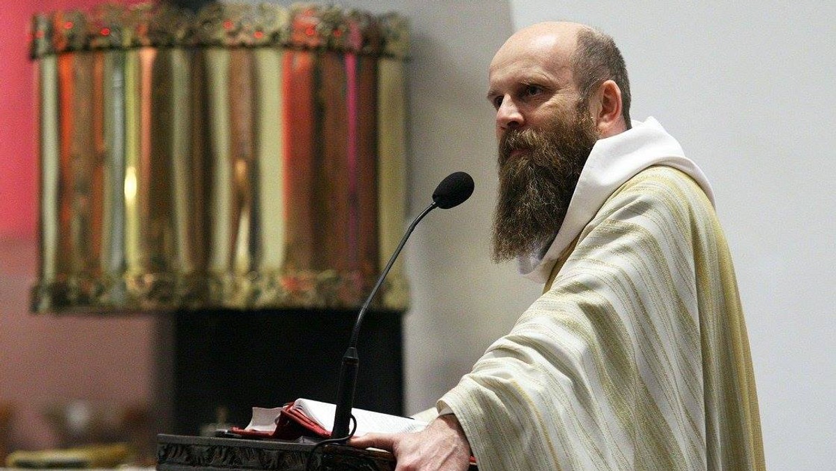 Franciszek ma niezwykle ostre wyczucie tego, jak wiele w świecie jest cierpienia, które czeka na miłosiernych. Wyczucie zupełnie nieeuropejskie, wykute na doświadczeniu krzywd i niesprawiedliwości społecznych, którymi targana jest Ameryka Łacińska. W tym sensie to były prawdziwie "światowe" dni młodzieży, a znacznie mniej europejskie – podsumowuje w rozmowie z Onetem wizytę papieża Franciszka w Polsce ks. dr Grzegorz Strzelczyk, sekretarz drugiego Synodu Archidiecezji Katowickiej.