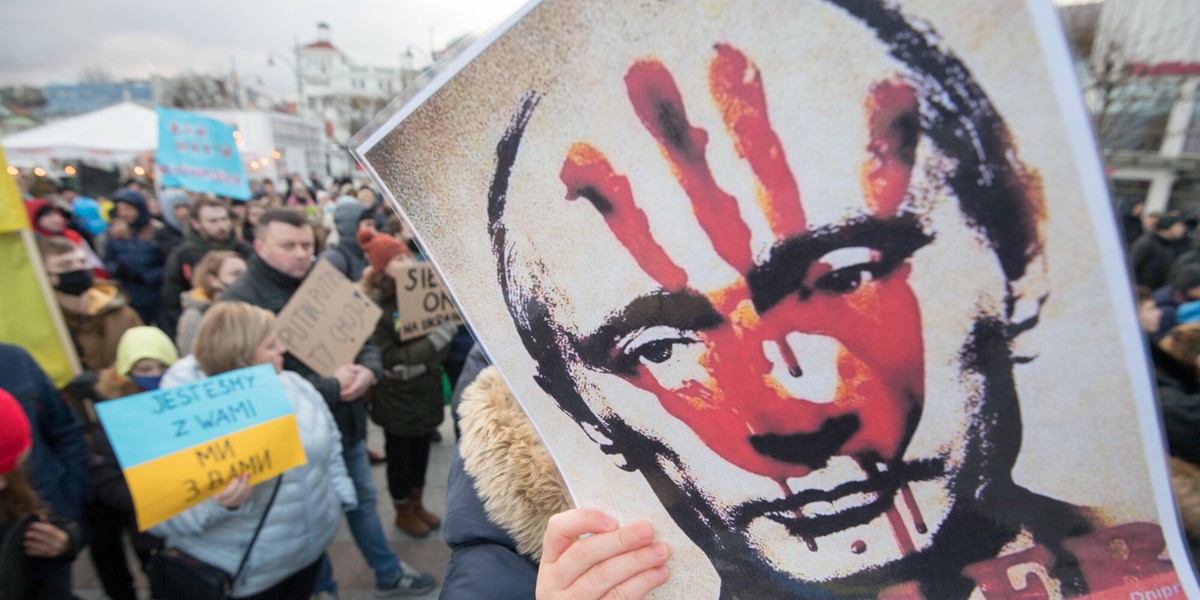 W całej Polsce odbywają się manifestacje przeciwko rosyjskiej agresji na Ukrainę. Sopot, 26 lutego 2022 r.