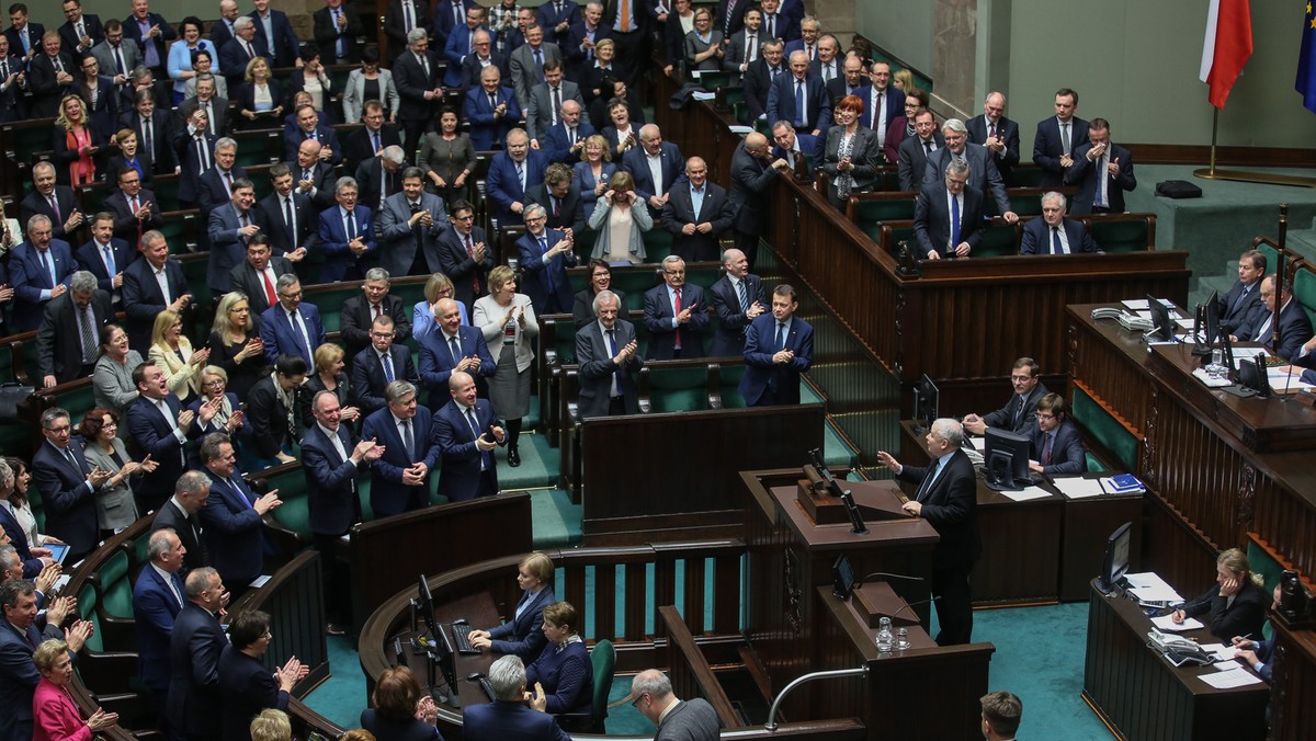 Do gorącej debaty doszło w Sejmie w związku z wyborem Donalda Tuska na szefa RE. PO domagała się, aby Sejm pogratulował Tuskowi. "To wielki dzień dla Polski" - zwracał się Grzegorz Schetyna (PO) do lidera PiS Jarosława Kaczyńskiego. Ten odparł: "Gratuluję Panu. Pan wygrał, ale Polska przegrała".