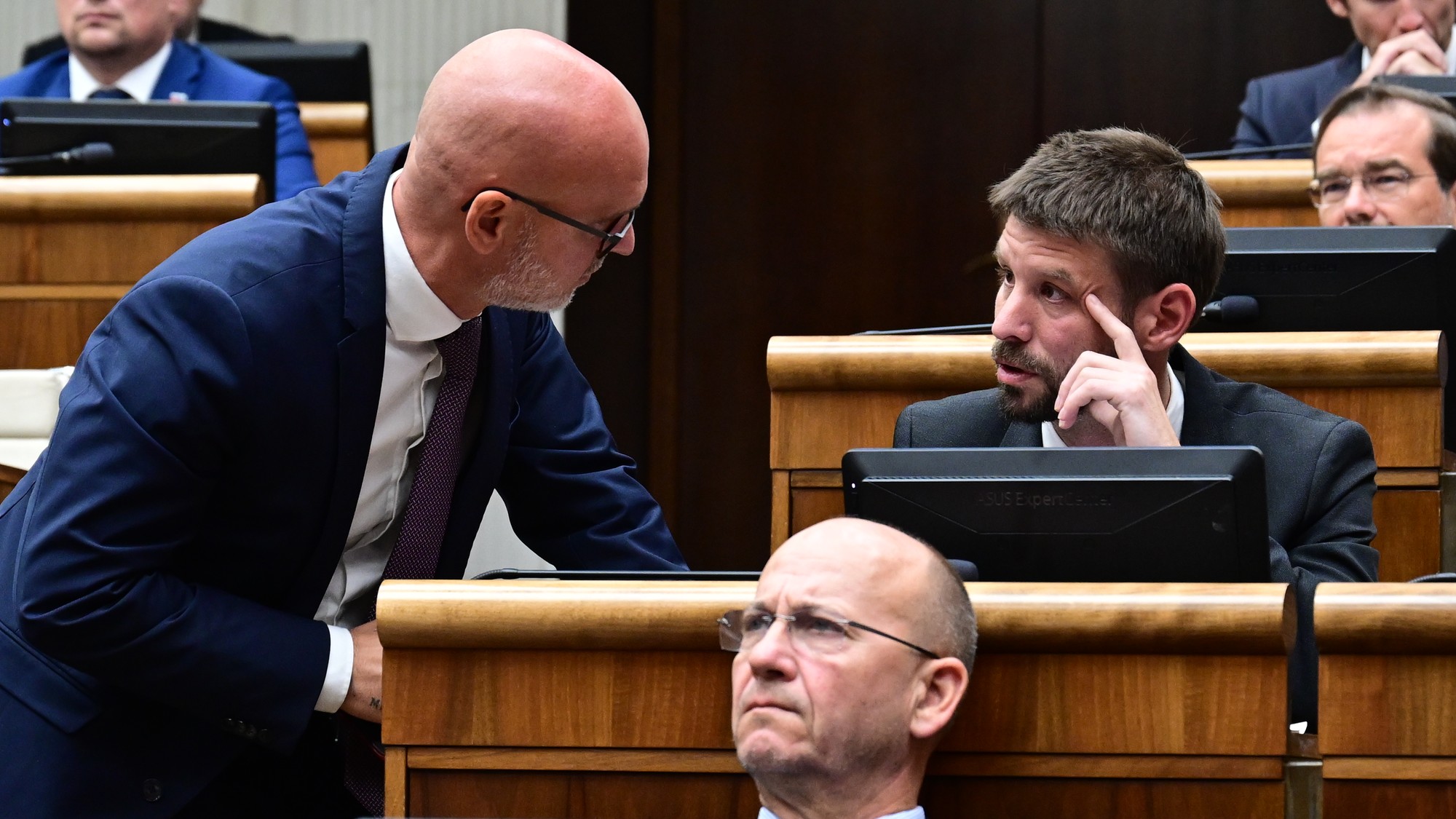 Zľava opoziční poslanci Branislav Gröhling (SaS) a Michal Šimečka (PS).
