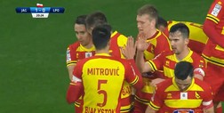 Jagiellonia - Lech (1:0): Duże zamieszanie w polu karnym Lecha, piłka trafia do Frankowskiego, a ten uderza nie do obrony!