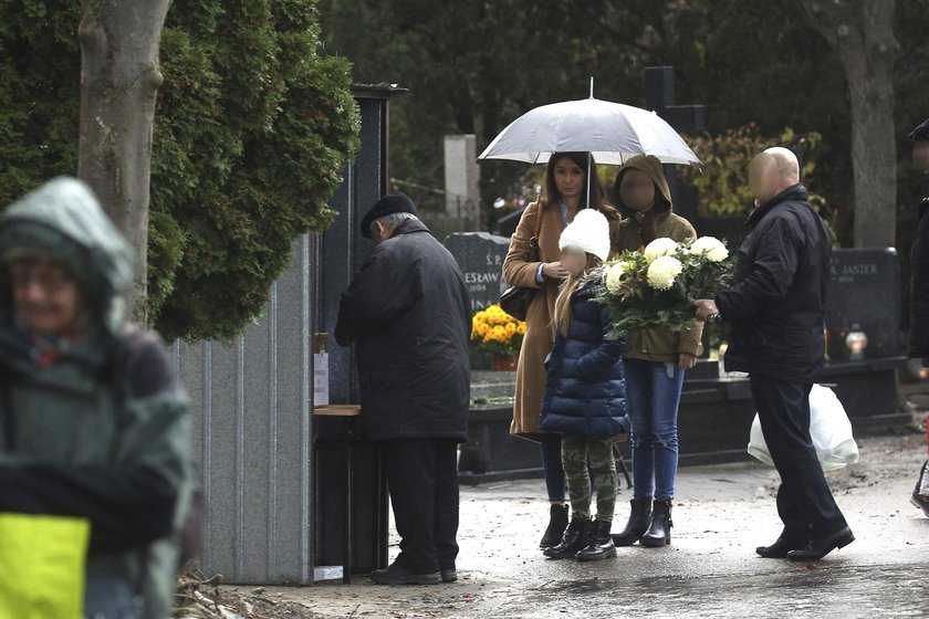 Marta Kaczyńska z wujkiem Jarkiem na cmentarzu