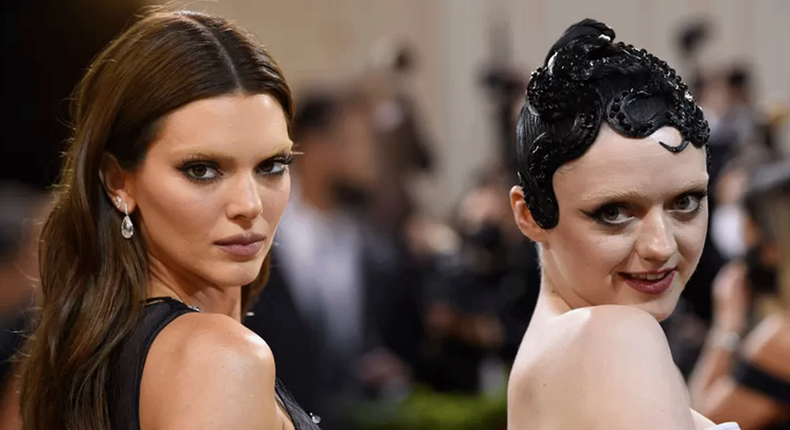 Les-sourcils-décolorés,-nouvelle-tendance-au-Met-Gala