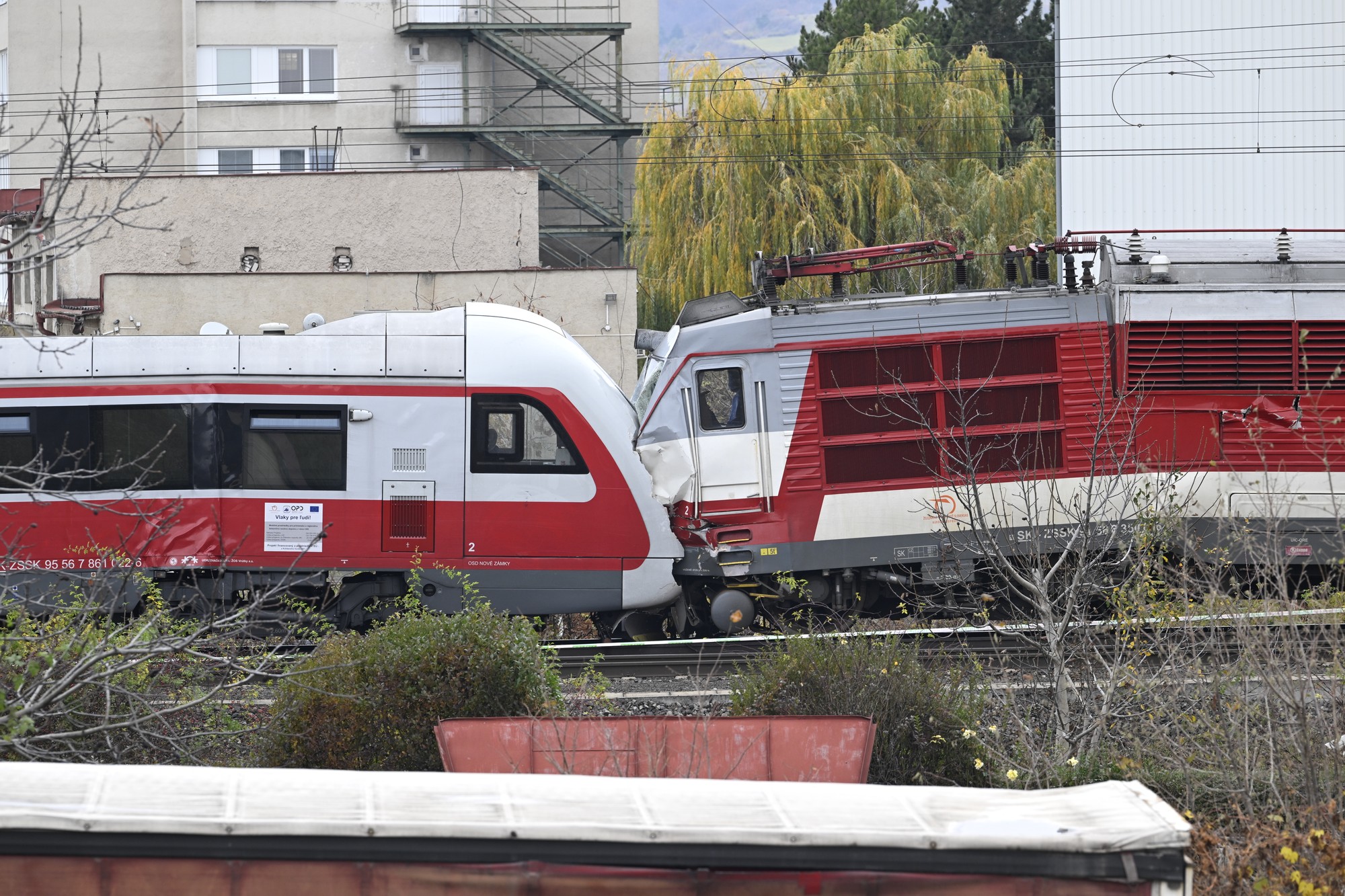 Deň po zrážke dvoch vlakov pri Pezinku.