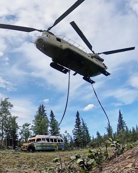 Autobus Supertrumpa zabierany przez wojskowy helikopter