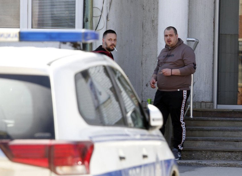 Otac Danke Ilić, Miloš, ispred policijske stanice u Boru 