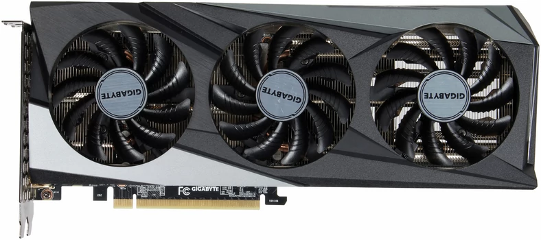 Gigabyte GeForce RTX 3060 GAMING OC – układ chłodzenia WINDFORCE 3X złożony jest z trzech 80-milimetrowych wentylatorów, z których środkowy obraca się w przeciwnym kierunku. To według producenta ogranicza turbulencje i zwiększa ciśnienie tłoczonego powietrza przy jednoczesnym ograniczeniu generowanego hałasu.