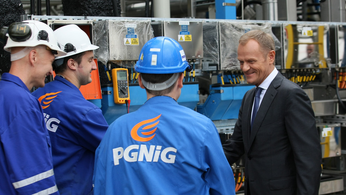 Kopalnia ropy i gazu w Lubiatowie jest elementem sieci instalacji, zakładów przetwórczych, portów i kopalni, który powinien czynić Polskę coraz bezpieczniejszą, jeśli chodzi o ropę i gaz - powiedział w poniedziałek premier Donald Tusk, który otworzył uroczyście tę kopalnię.