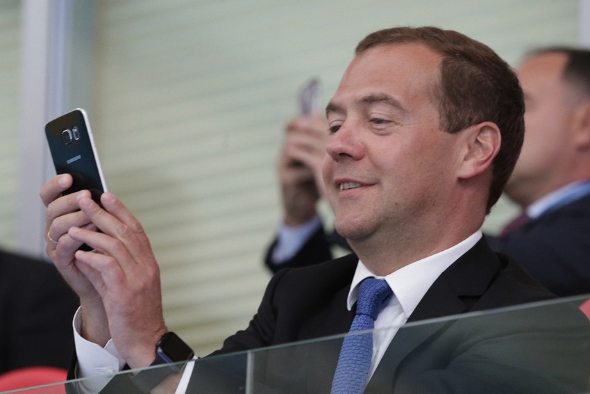 Dmitrij Medvedev voli da pravi selfije