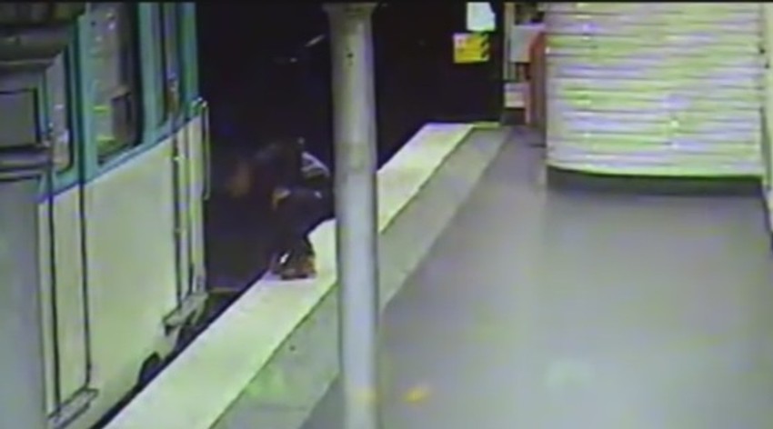 ...a onda kako ga nakon nekoliko minuta spasava sigurne smrti