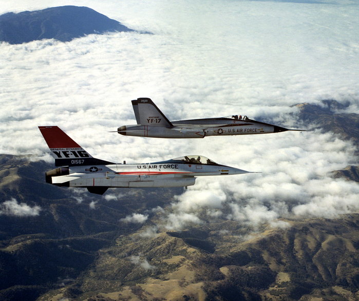 13 stycznia 1975 roku Sekretarz Sił Powietrznych John L. McLucas ogłosił, że YF-16 wygrał konkurs na lekki myśliwiec (Lightweight Fighter program) pokonując jedynego rywala, którym był Northrop YF-17.