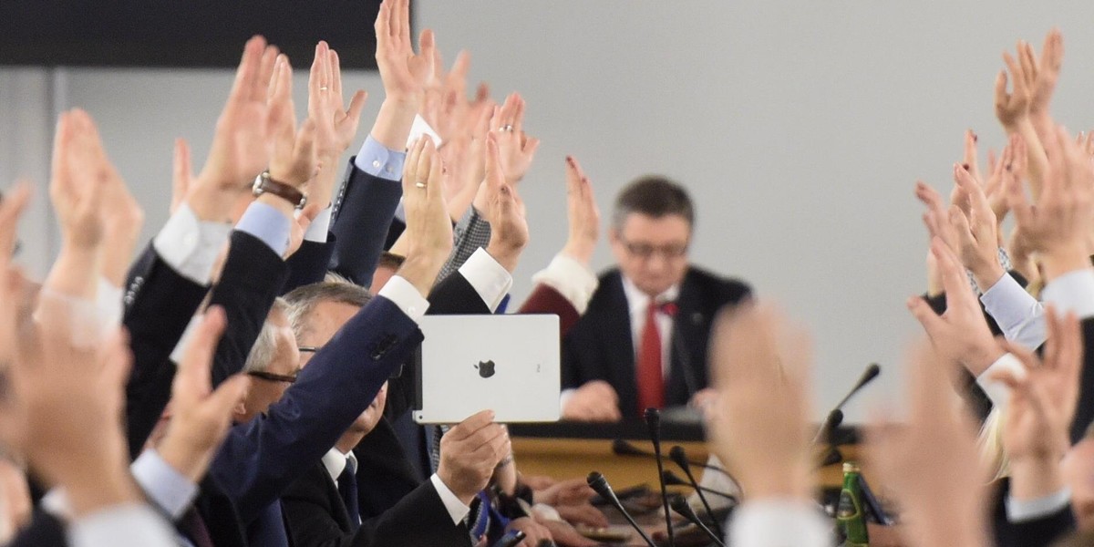 Zamieszanie ws. piątkowego głosowania. Mieli liczyć głosy, nie było ich nawet na sali!