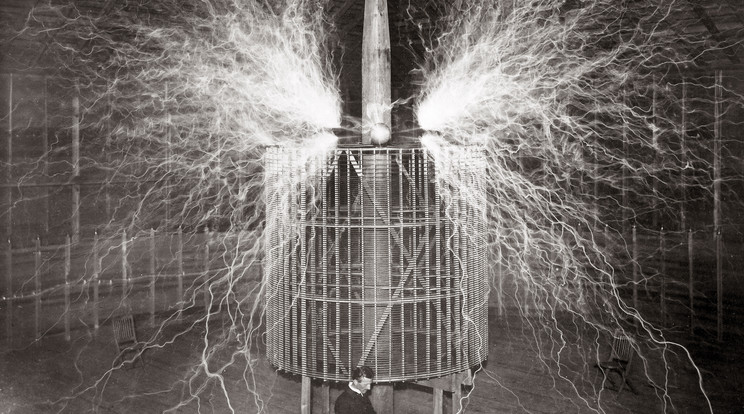 Nikola Tesla Colorado Springs-i laboratóriumában, ahol nagyfeszültségű transzformátorral kísérletezett / Fotó: Getty Images