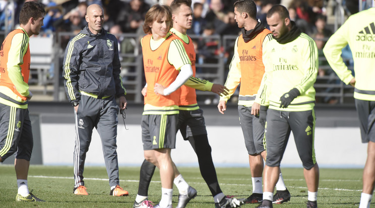 Zidane magyaráz a Real sztárjainak /Fotó: AFP