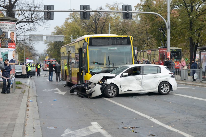 Wypadek autobusu MPK linii 133 na ul. Powstańców Śląskich we Wrocławiu