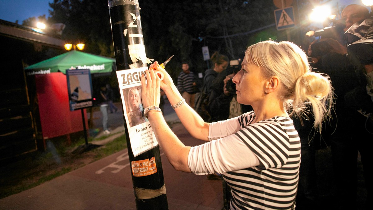 - Powiedziałam wprost, że nie chcę doczekać czwartej rocznicy zaginięcia Iwony. Nie chcę, nie mam siły. Zrozumcie mnie, ja jestem wyczerpana nerwowo, psychicznie. Chcę jak najszybciej tę sprawę zakończyć - mówi zrozpaczona, ale nie zrezygnowana Iwona Kinda, matka Iwony Wieczorek, gdańszczanki, która zaginęła trzy lata temu. Policja zapewnia, że sprawa nadal jest priorytetowa. Rozważane jest powtórne przeszukanie trasy nadmorskiej, którą poruszała się Iwona Wieczorek tuż przed zaginięciem.