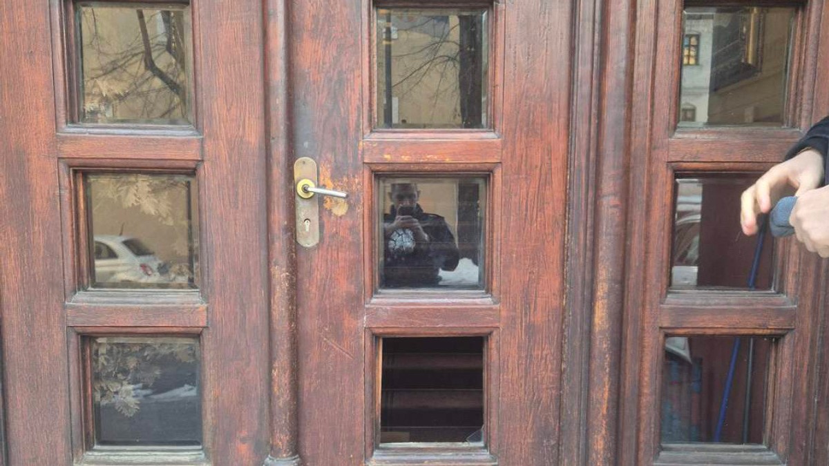 Slomljeno staklo na vratima crkve i prozor