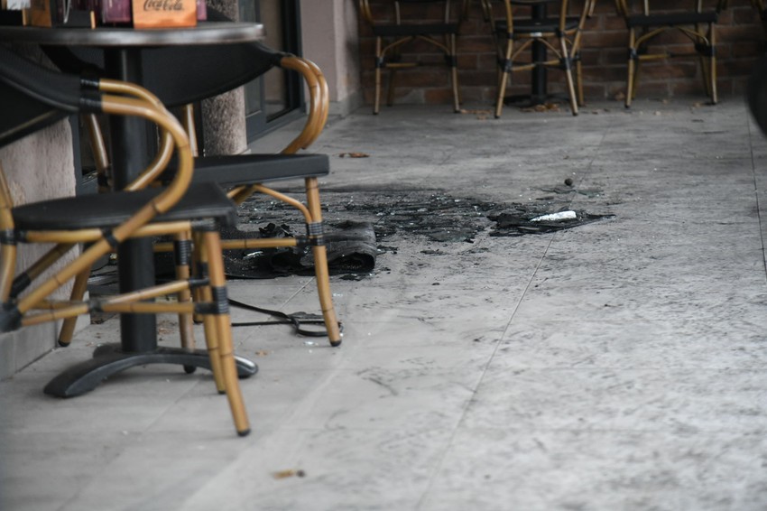 Srča ispred zapaljenog kafića na Vračaru