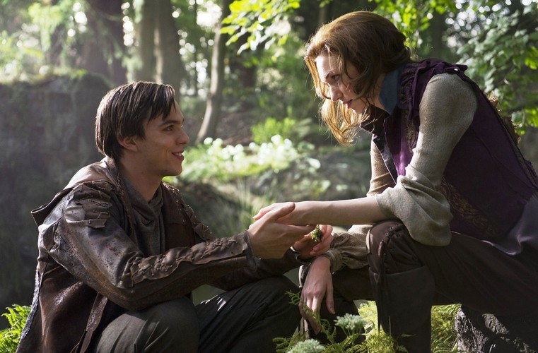 Nicholas Hoult i Eleanor Tomlinsonw