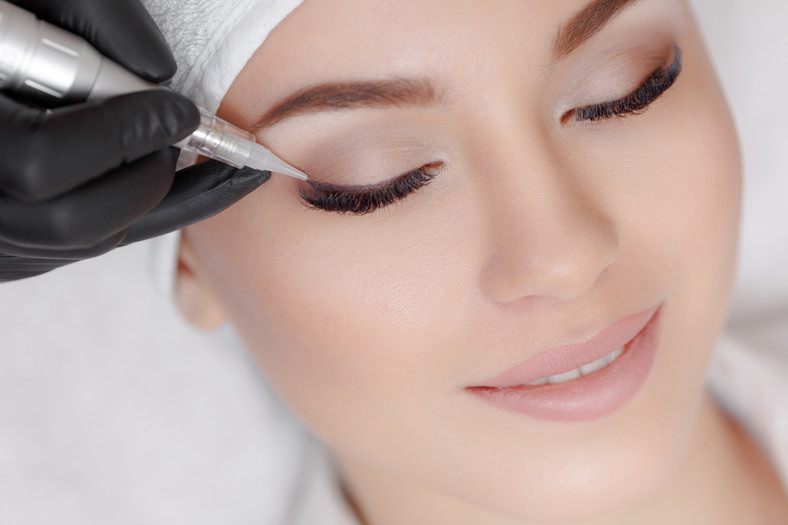 Makijaż permanentny to nie tylko kreska na powiece, pomaga też kobietom po mastektomii