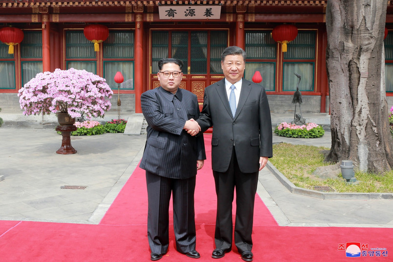 Ta wizyta do końca była tajemnicą. W Chinach Kim Dzong Un pojawił się z żoną. ZDJĘCIA
