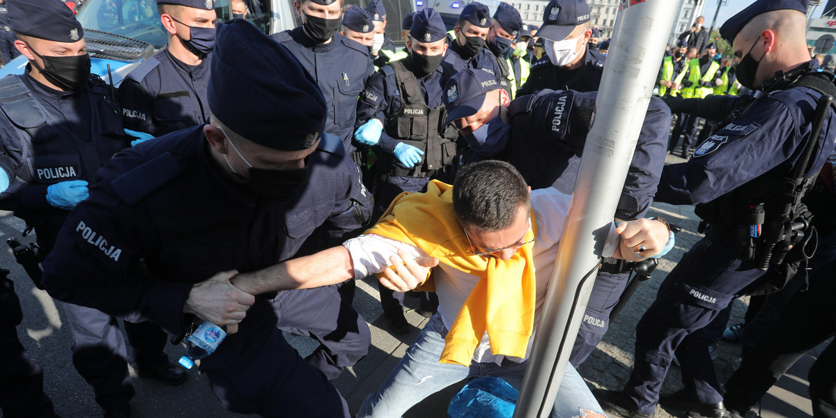 Na zdjęciu: policja zatrzymuje uczestników strajku przedsiębiorców