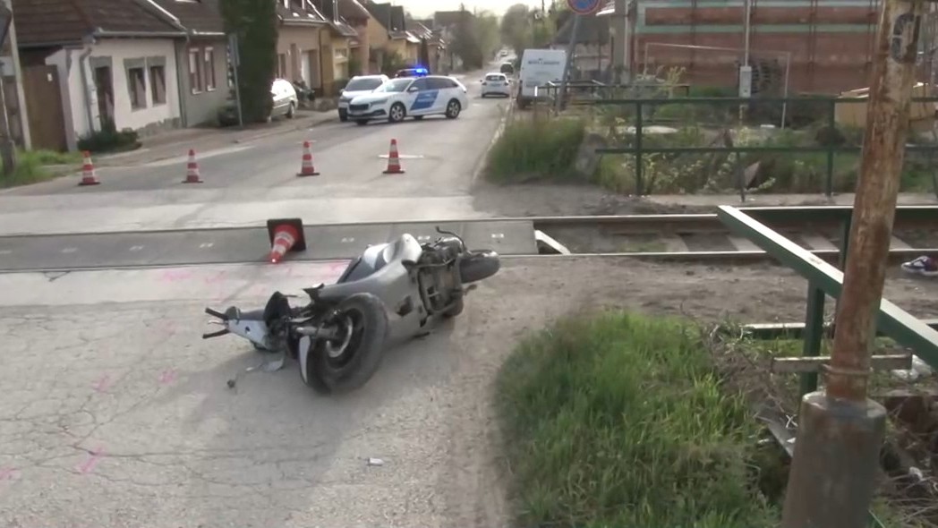 Robogós ütközött vonattal Egerben, azonnal szörnyethalt: a helyiek szerint elvakíthatta a napfény – videó