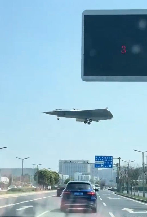 J-36 nad autostradą. Kadr z najnowszego nagrania.