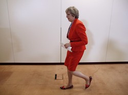 Co ona myślała, zakładając TE buty? Premier UK szokuje na szczycie UE! FOTO