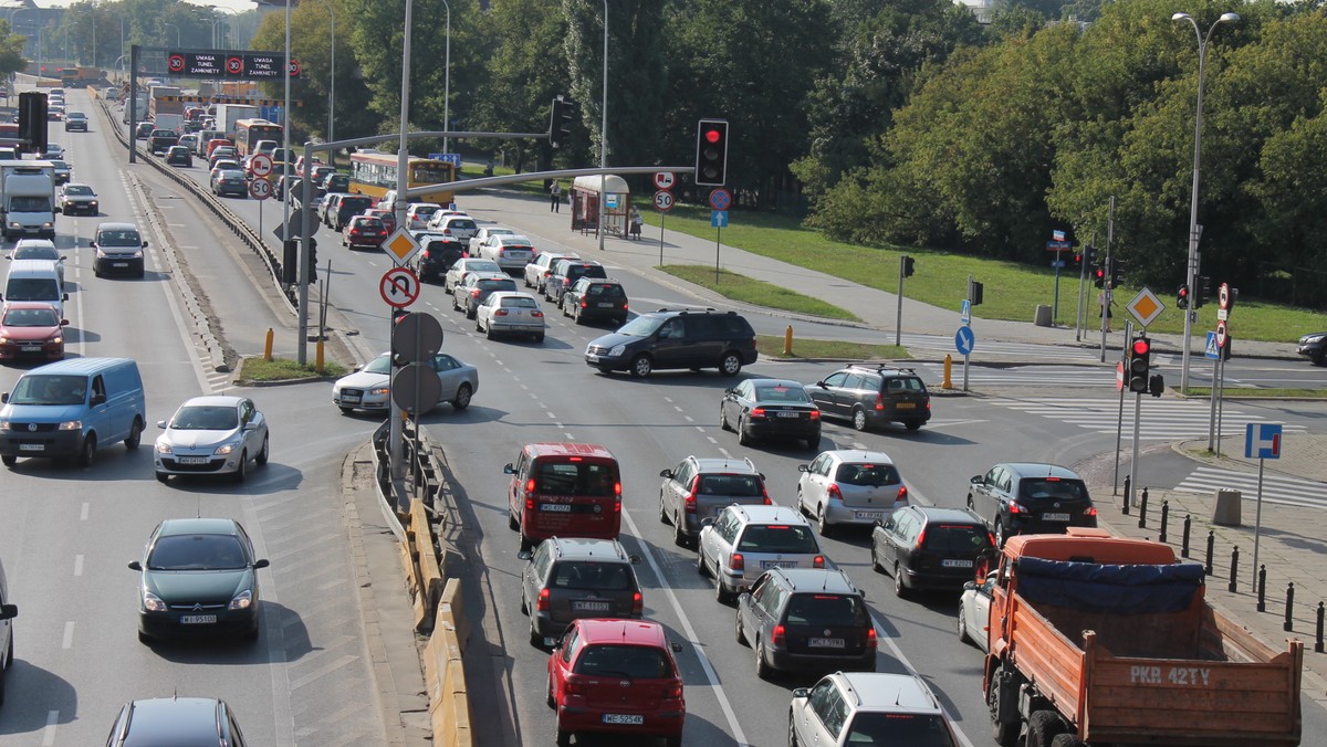 Od dwóch do nawet czterech miesięcy może być zamknięty tunel Wisłostrady - tak przewiduje wykonawca II linii metra. Tuż pod tunelem powstała bowiem ogromna pusta przestrzeń, którą trzeba wypełnić - na piątkowej konferencji w stołecznym Ratuszu zaprezentowano wyniki badań przeprowadzone na stacji Powiśle. Tymczasem w nocy z soboty na niedzielę uruchomione zostaną nowe objazdy tunelu.