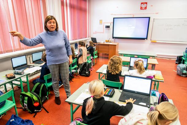 Nauczycielka Katarzyna Freyter oraz uczniowie klasy 1a podczas lekcji informatyki w Szkole Podstawowej nr 60 w Bydgoszczy