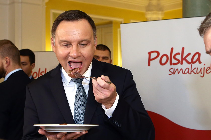 Prezydent Duda pałaszuje mięso w słusznej sprawie