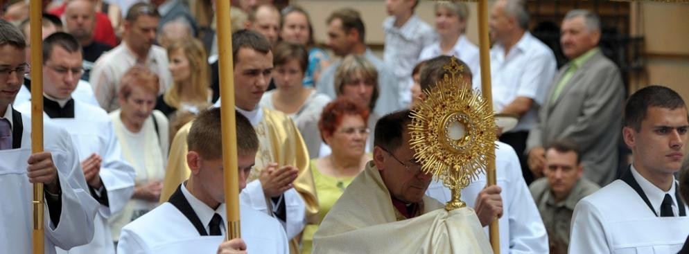 Procesja Bożego Ciała w Przemyślu. Tradycyjnie w uroczystości wzięli udział wierni dwóch obrządków: rzymskokatolickiego i grekokatolickiego.