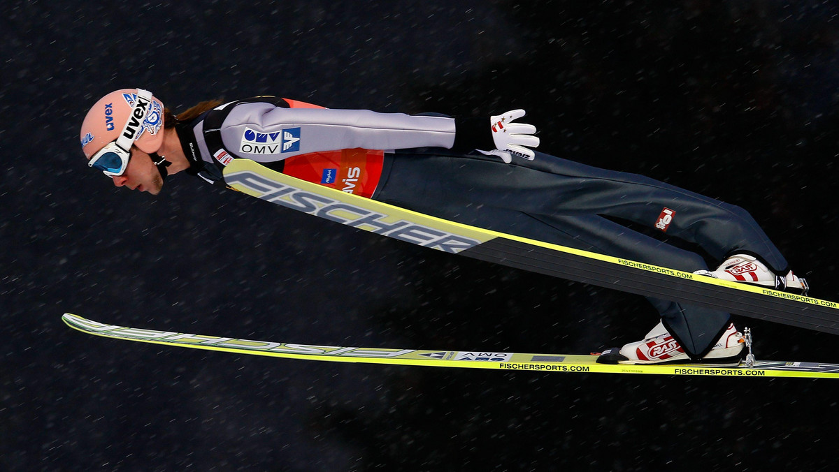 Po pierwszej serii sobotniego konkursu Pucharu Świata w lotach narciarskich w Oberstdorfie nieoczekiwanie prowadzi Martin Koch, który fenomenalnym skokiem na 218 metrów wywalczył sobie dobrą pozycję wyjściową przed drugą serią. Na drugim miejscu jest Daiki Ito, który skoczył co prawda 209 metrów, ale traci zaledwie 1,7 punktu do lidera. Trzecie miejsce zajmuje Gregor Schlierenzauer, który skoczył 205,5 m. Najlepszy z Polaków Kamil Stoch jest 9.