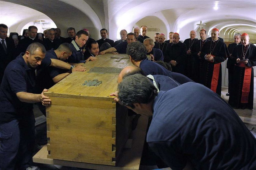 Ciało Jana Pawła II wyjęto z grobu!