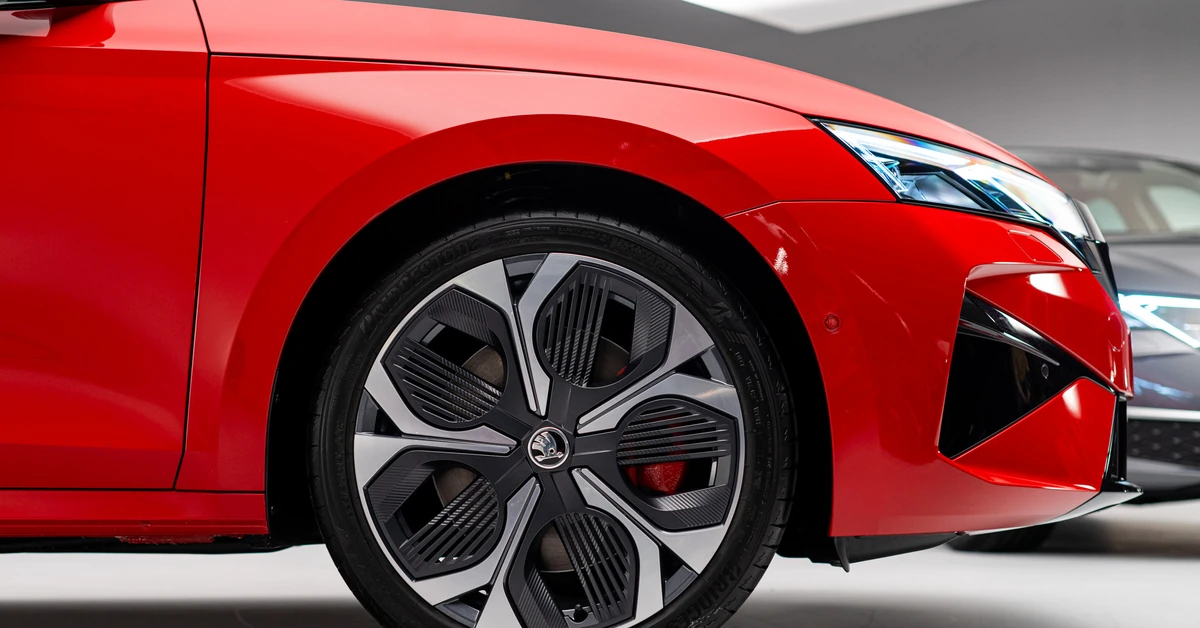 Nowa Skoda trzęsie rynkiem. Ma silnik 1.5 i pali 4,5 l na 100 km. Cena hitem