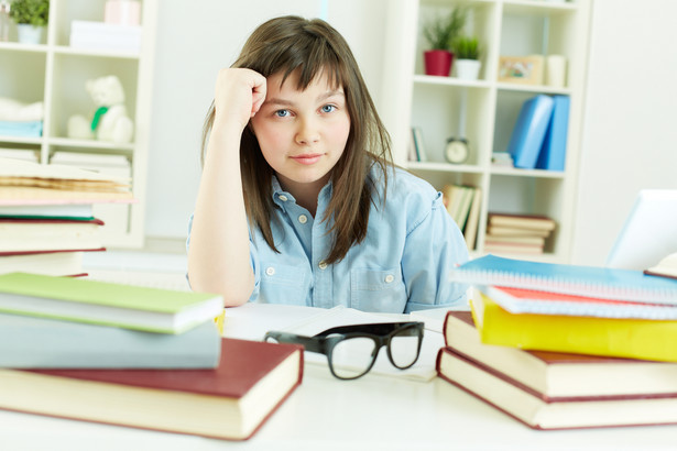 Przepisy nie przewidują innego zatwierdzenia ocen niż przez radę pedagogiczną.