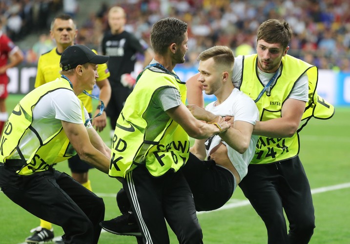 Wielki skandal w finale Ligi Mistrzów. Kibic przeszkodził Cristiano Ronaldo w strzeleniu gola