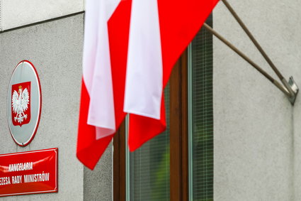 Kancelaria Morawieckiego kupuje flagi za 5 mln zł. Przetarg wygrywa firma, która działa miesiąc