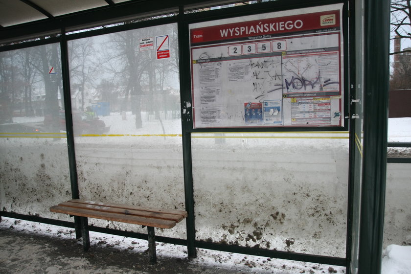 Brudna wiata na przystanku tramwajowym w Gdańsku