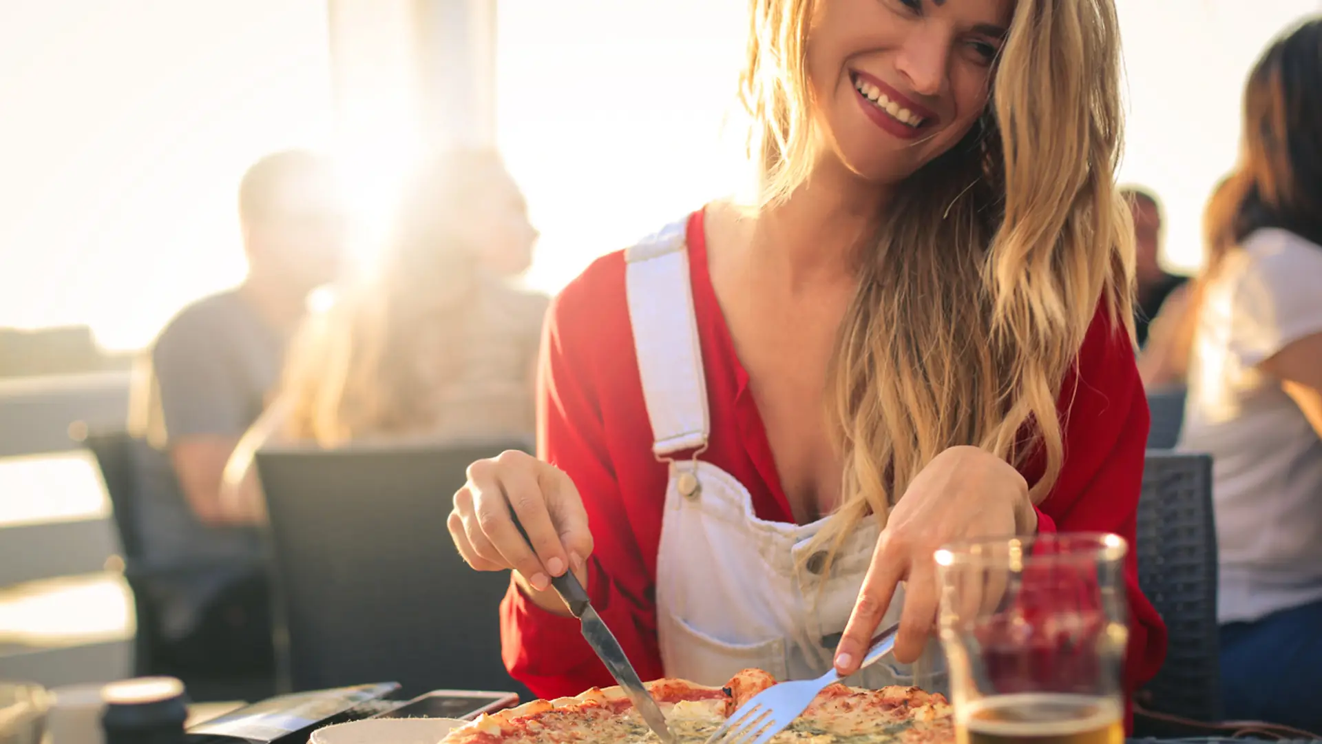 Muzyka w restauracji ma wpływ na twoje zamówienie. Badacze sprawdzili, jak to działa